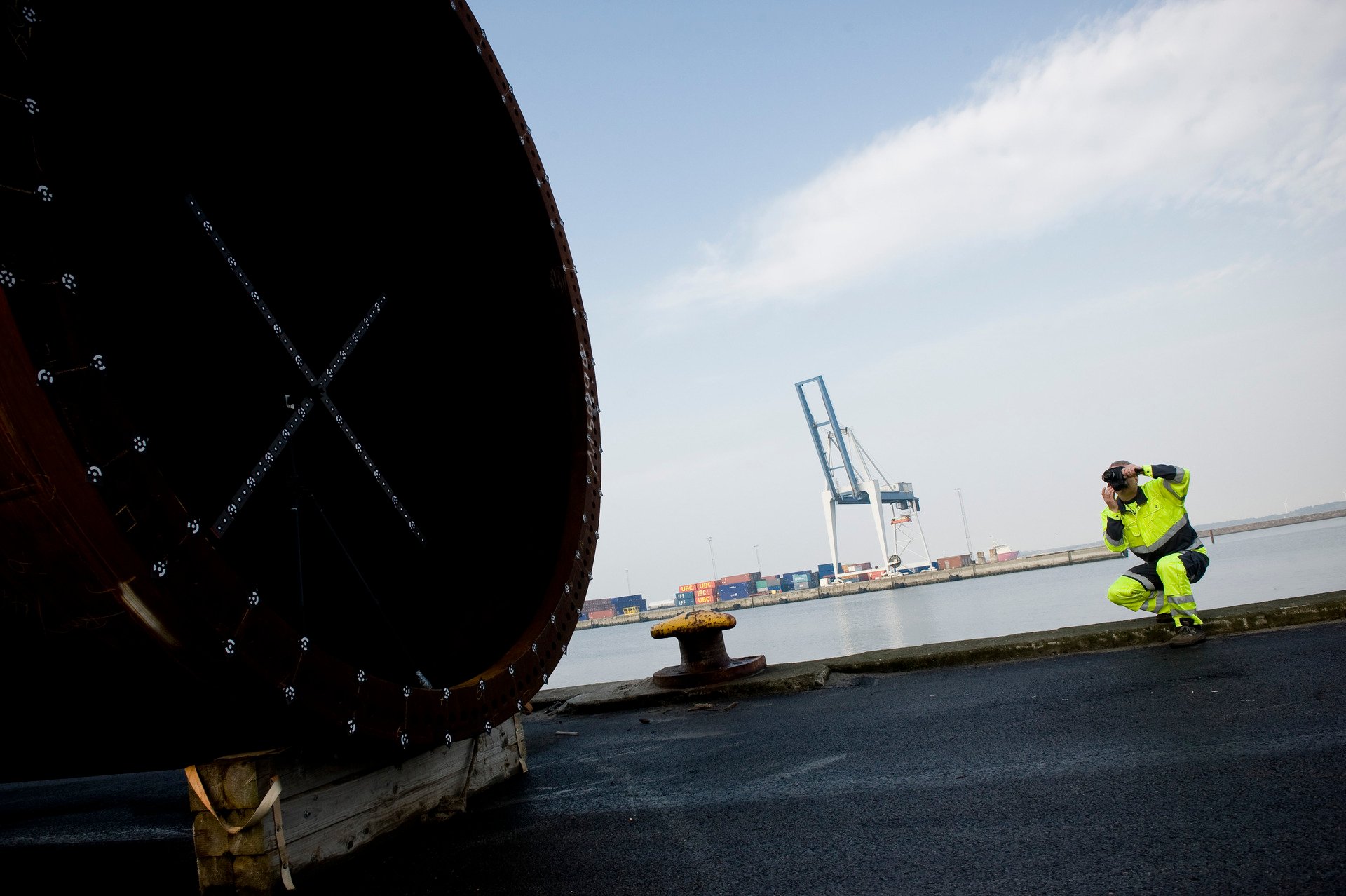 Engineer uses TRITOP on a massive cylinder in a shipping yard on the ocean