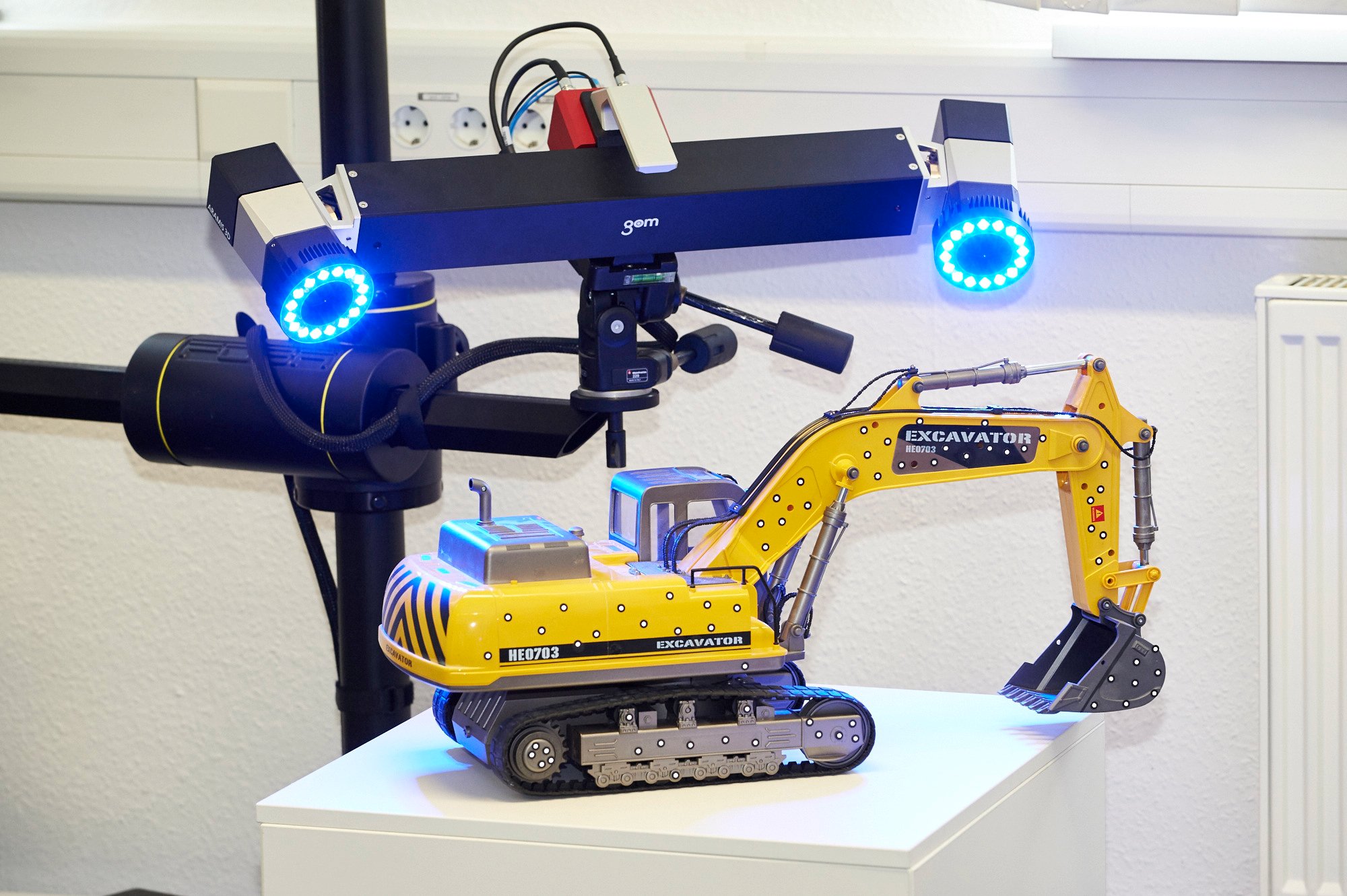 3D Stereo cameras measuring ARAMIS optical strain on a little excavator