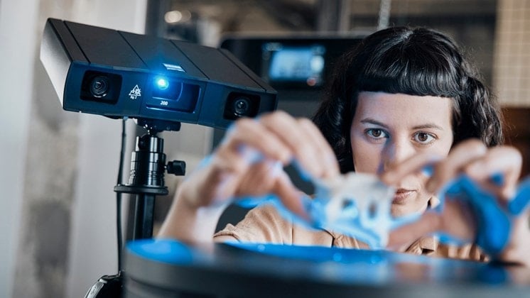 Female mechanical engineer scanning a complex part with the GOM Scan 1 