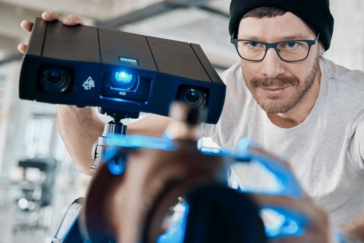 Electrical engineer scanning object with the GOM Scan 1 